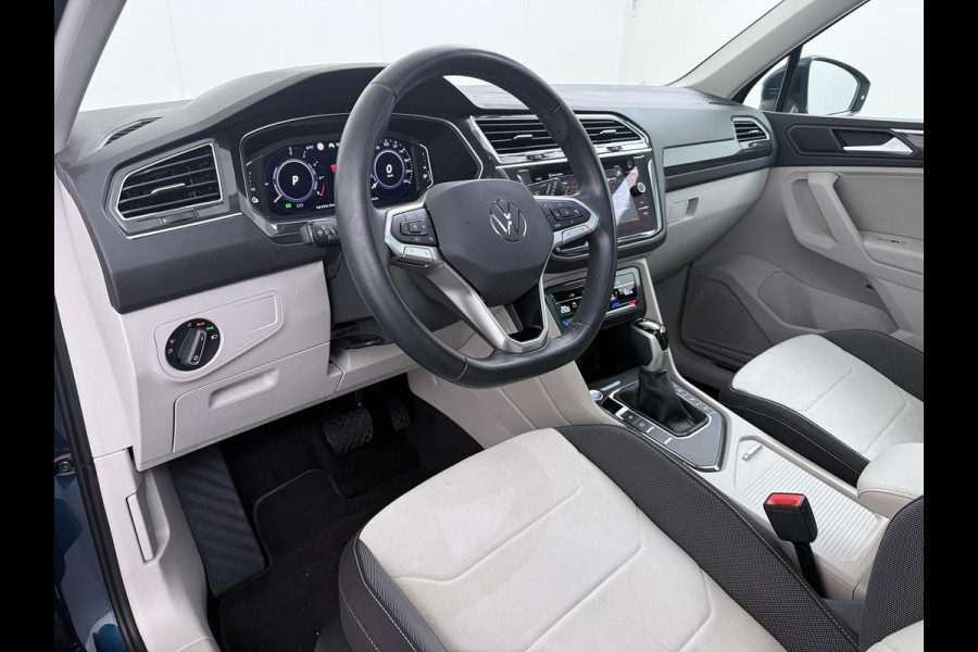 Volkswagen Tiguan 1.4 TSI eHybrid PHEV VAN €33.900,- NU VOOR SLECHTS €30.877,- Uw LENTEVOORDEEL €3.023,- |SUPER COMPLEET| SCHUIF/ KANTELDAK| DODE HOEK| ELEK. ACHTERKLEP| DIG. DASH | CAMERA| RIJKLAAR GELEVERD INCL. 12 MND BOVAG GARANTIE