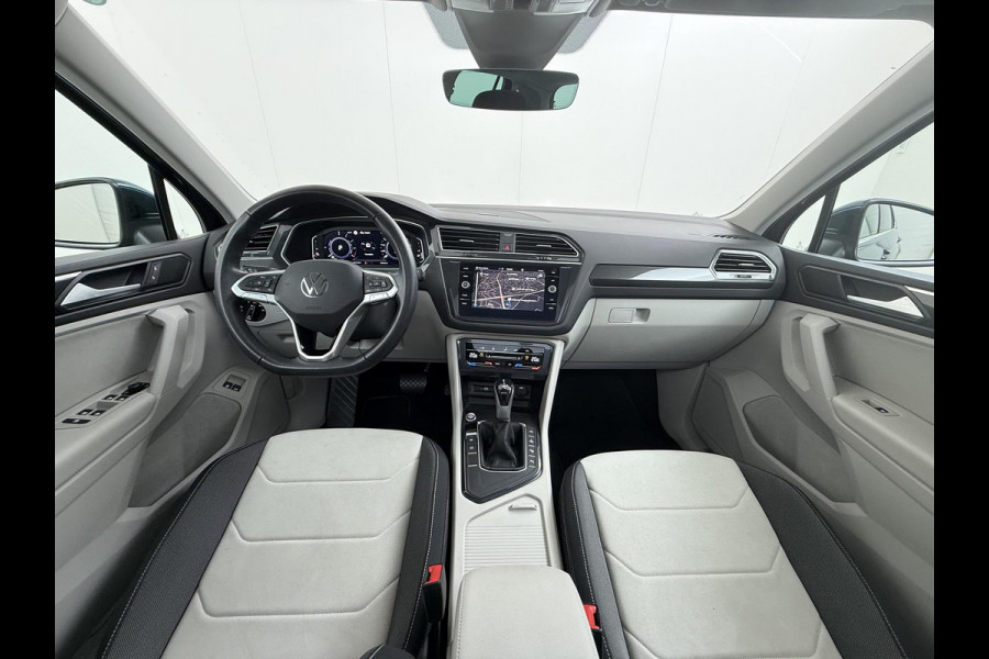 Volkswagen Tiguan 1.4 TSI eHybrid PHEV VAN €33.900,- NU VOOR SLECHTS €30.877,- Uw LENTEVOORDEEL €3.023,- |SUPER COMPLEET| SCHUIF/ KANTELDAK| DODE HOEK| ELEK. ACHTERKLEP| DIG. DASH | CAMERA| RIJKLAAR GELEVERD INCL. 12 MND BOVAG GARANTIE