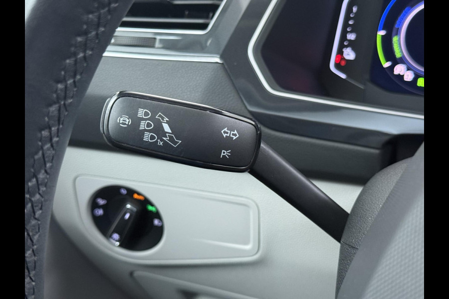 Volkswagen Tiguan 1.4 TSI eHybrid PHEV VAN €33.900,- NU VOOR SLECHTS €30.877,- Uw LENTEVOORDEEL €3.023,- |SUPER COMPLEET| SCHUIF/ KANTELDAK| DODE HOEK| ELEK. ACHTERKLEP| DIG. DASH | CAMERA| RIJKLAAR GELEVERD INCL. 12 MND BOVAG GARANTIE