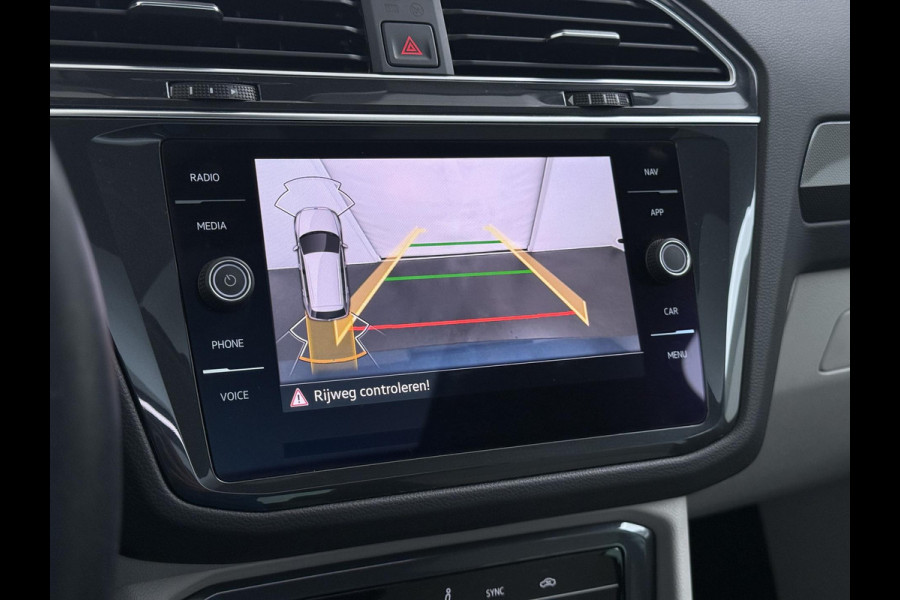 Volkswagen Tiguan 1.4 TSI eHybrid PHEV VAN €33.900,- NU VOOR SLECHTS €30.877,- Uw LENTEVOORDEEL €3.023,- |SUPER COMPLEET| SCHUIF/ KANTELDAK| DODE HOEK| ELEK. ACHTERKLEP| DIG. DASH | CAMERA| RIJKLAAR GELEVERD INCL. 12 MND BOVAG GARANTIE