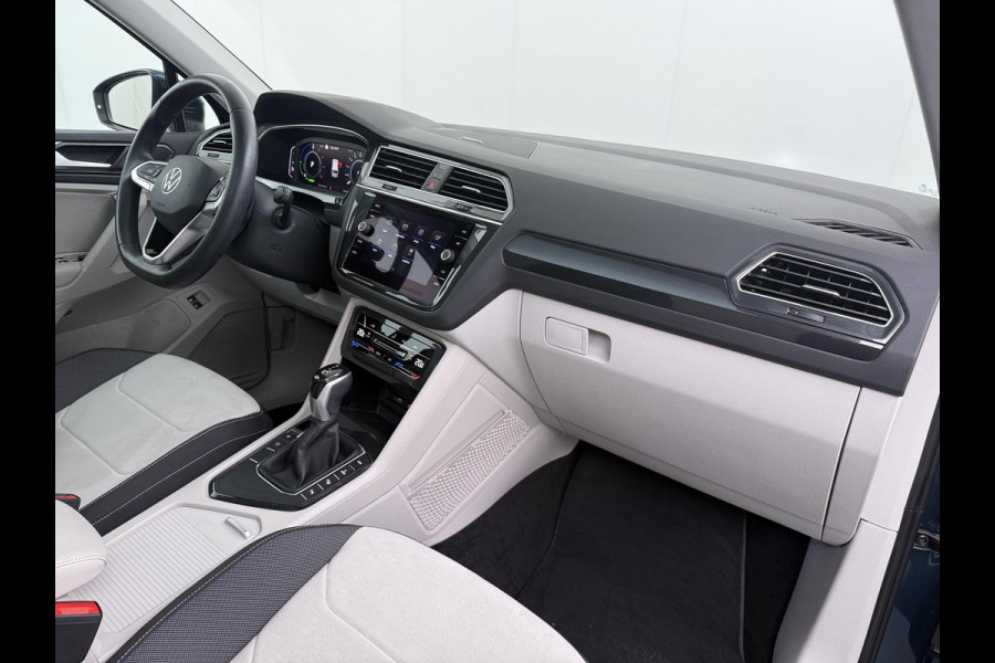 Volkswagen Tiguan 1.4 TSI eHybrid PHEV VAN €33.900,- NU VOOR SLECHTS €30.877,- Uw LENTEVOORDEEL €3.023,- |SUPER COMPLEET| SCHUIF/ KANTELDAK| DODE HOEK| ELEK. ACHTERKLEP| DIG. DASH | CAMERA| RIJKLAAR GELEVERD INCL. 12 MND BOVAG GARANTIE
