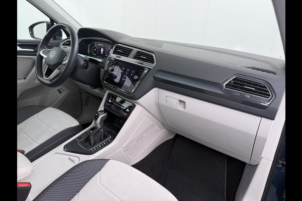 Volkswagen Tiguan 1.4 TSI eHybrid PHEV VAN €33.900,- NU VOOR SLECHTS €30.877,- Uw LENTEVOORDEEL €3.023,- |SUPER COMPLEET| SCHUIF/ KANTELDAK| DODE HOEK| ELEK. ACHTERKLEP| DIG. DASH | CAMERA| RIJKLAAR GELEVERD INCL. 12 MND BOVAG GARANTIE