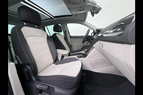 Volkswagen Tiguan 1.4 TSI eHybrid PHEV VAN €33.900,- NU VOOR SLECHTS €30.877,- Uw LENTEVOORDEEL €3.023,- |SUPER COMPLEET| SCHUIF/ KANTELDAK| DODE HOEK| ELEK. ACHTERKLEP| DIG. DASH | CAMERA| RIJKLAAR GELEVERD INCL. 12 MND BOVAG GARANTIE