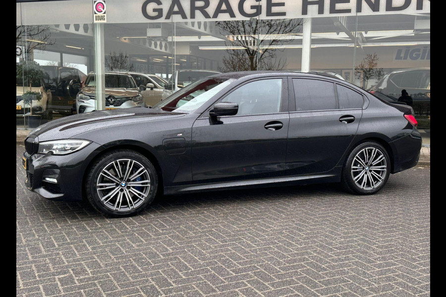 BMW 3-serie 330e | Trekhaak wegklapbaar | Nieuwe banden | Climate  | CC | Leder Stof |