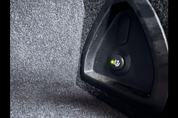 BMW 3-serie 330e | Trekhaak wegklapbaar | Nieuwe banden | Climate  | CC | Leder Stof |