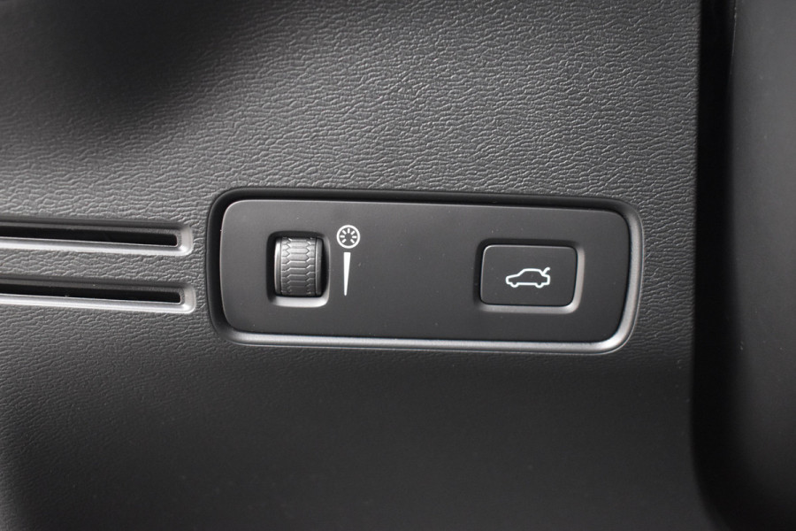 Volvo XC40 T2 129PK Automaat Business Pro | ACC | Trekhaak | Apple Carplay | Elektr. Achterklep