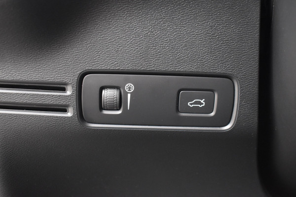 Volvo XC40 T2 129PK Automaat Business Pro | ACC | Trekhaak | Apple Carplay | Elektr. Achterklep