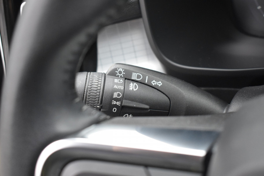 Volvo XC40 T2 129PK Automaat Business Pro | ACC | Trekhaak | Apple Carplay | Elektr. Achterklep