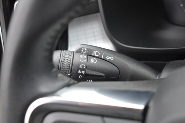 Volvo XC40 T2 129PK Automaat Business Pro | ACC | Trekhaak | Apple Carplay | Elektr. Achterklep