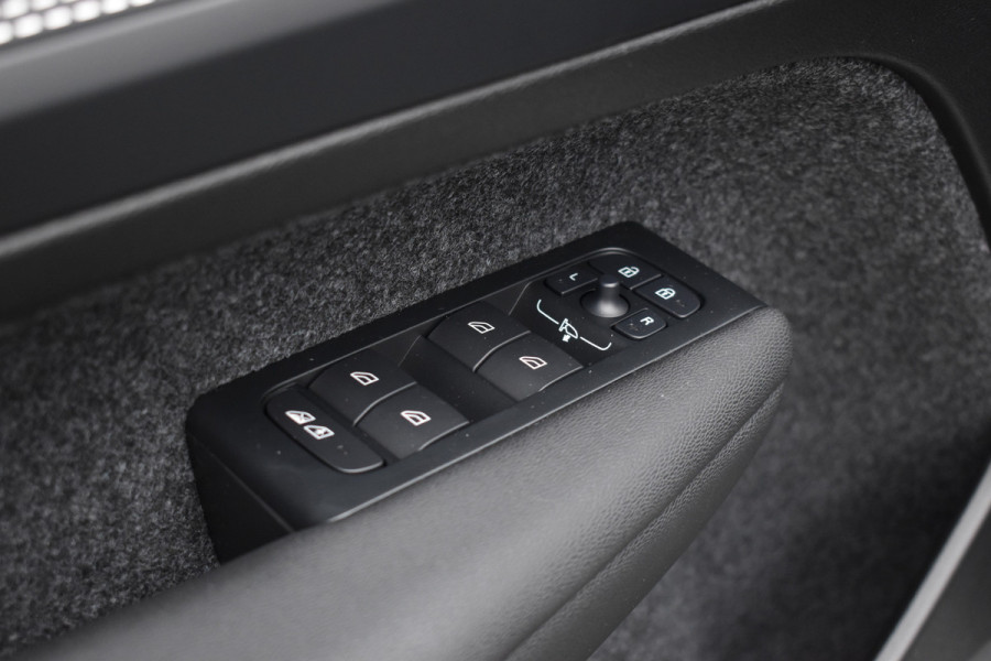 Volvo EX40 Extended Range 252PK Plus Black Ed. 82 kWh | H&K | ACC | Blis | Camera | 20"LMV | Stuurverwarming