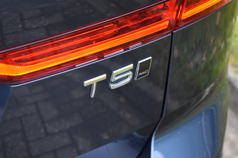 Volvo XC60 T5 AWD 250PK Automaat Momentum | Trekhaak | Leder | Stoelverwarming | Elektr. Stoel