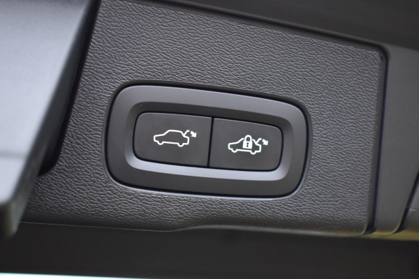 Volvo XC60 T5 AWD 250PK Automaat Momentum | Trekhaak | Leder | Stoelverwarming | Elektr. Stoel