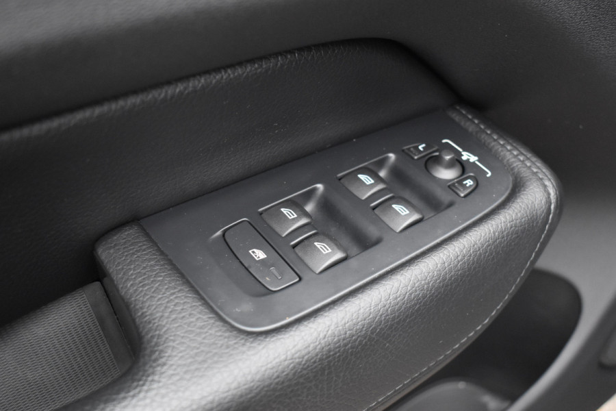 Volvo XC60 T5 AWD 250PK Automaat Momentum | Trekhaak | Leder | Stoelverwarming | Elektr. Stoel