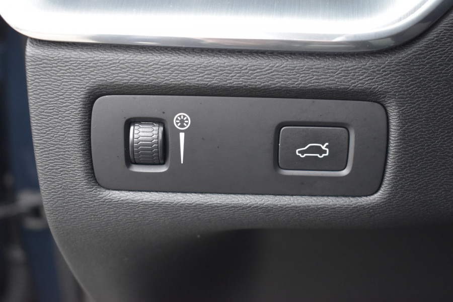 Volvo XC60 T5 AWD 250PK Automaat Momentum | Trekhaak | Leder | Stoelverwarming | Elektr. Stoel