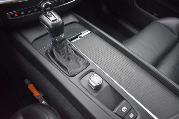 Volvo XC60 T5 AWD 250PK Automaat Momentum | Trekhaak | Leder | Stoelverwarming | Elektr. Stoel