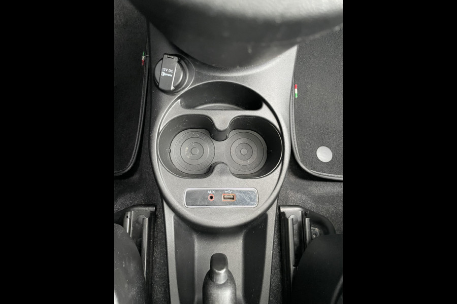Fiat 500 0.9 TwinAir Turbo Collezione met schuif/kanteldak Airco - Cruise control - parkeersensor achter - Navigatie - Panoramadak - Schuif/kantel dak - Mistlampen voor - Licht metalen velgen 16 inch - Stuur multifunctioneel - Radio - Bluetooth - Sta