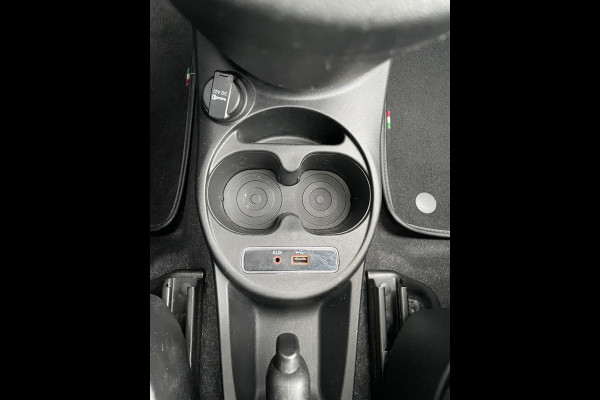 Fiat 500 0.9 TwinAir Turbo Collezione met schuif/kanteldak Airco - Cruise control - parkeersensor achter - Navigatie - Panoramadak - Schuif/kantel dak - Mistlampen voor - Licht metalen velgen 16 inch - Stuur multifunctioneel - Radio - Bluetooth - Sta