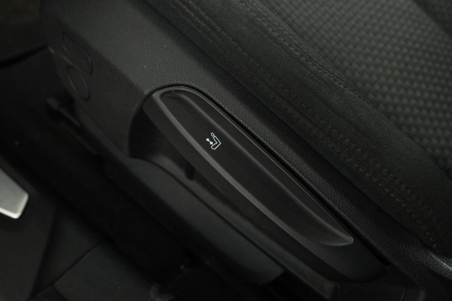 BMW 1-serie 116d High Executive 5 Deurs hb, Navigatie, Climate