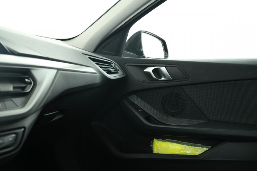 BMW 1-serie 116d High Executive 5 Deurs hb, Navigatie, Climate