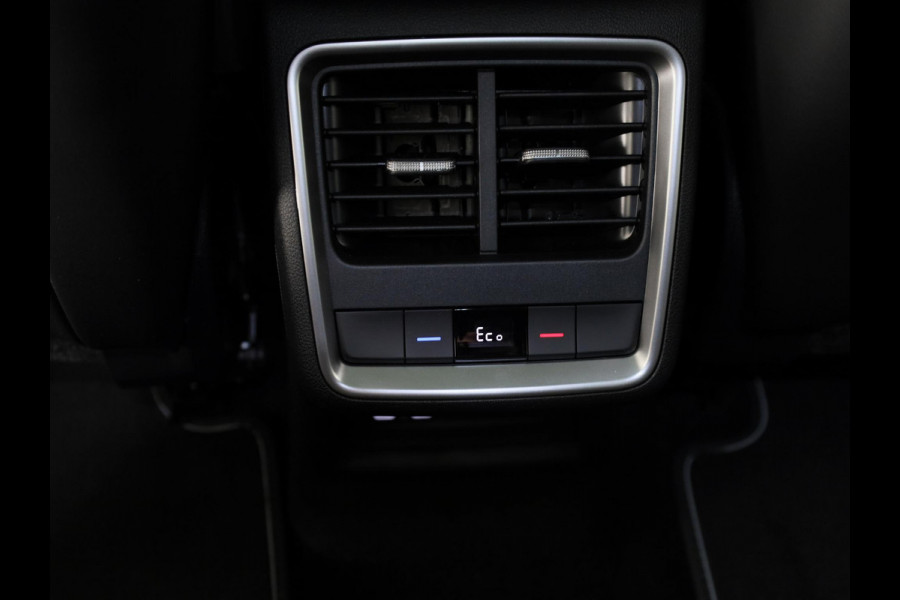 Škoda Enyaq 60 Sportline 204pk | Panoramadak | Light Band | Head up | Canton Sound | Elek. stoel | Adaptive Cruise | Blind spot