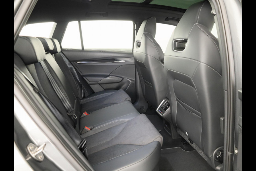 Škoda Enyaq 60 Sportline 204pk | Panoramadak | Light Band | Head up | Canton Sound | Elek. stoel | Adaptive Cruise | Blind spot