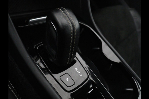 Volvo XC40 1.5 T4 Plug-in hybrid R Design | Leder/Alcantara | Carplay | Navigatie | Parkeerverwarming | Keyless | Cruise control | Parkeerhulp | Climate control | Full LED | PHEV