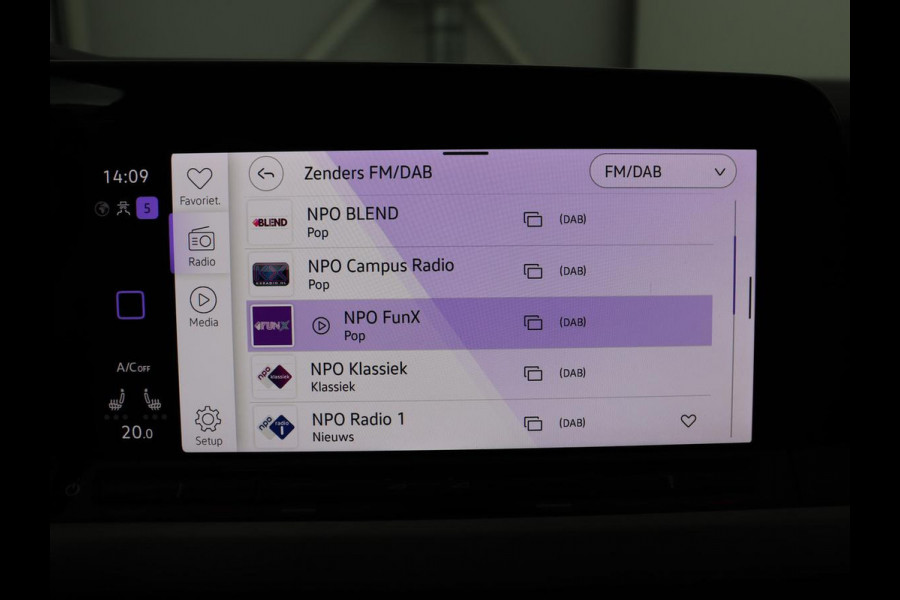 Volkswagen Golf 1.0 eTSI Life | Stoelverwarming | Camera | Massage | Carplay | Memory | Navigatie | Full LED | Sfeerverlichting | Adaptive cruise