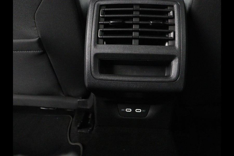 Volkswagen Golf 1.0 eTSI Life | Stoelverwarming | Camera | Massage | Carplay | Memory | Navigatie | Full LED | Sfeerverlichting | Adaptive cruise