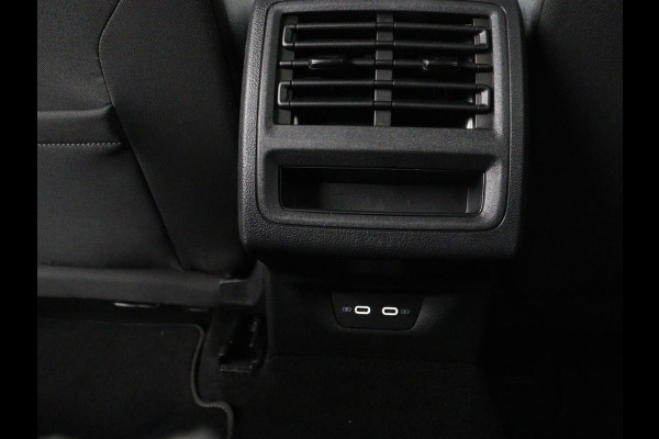 Volkswagen Golf 1.0 eTSI Life | Stoelverwarming | Camera | Massage | Carplay | Memory | Navigatie | Full LED | Sfeerverlichting | Adaptive cruise