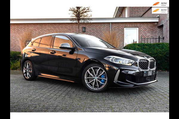 BMW 1-serie M135i xDrive High Executive 306 PK Dealer o.h. Adaptive Head Up H&K Camera Keyless 18''