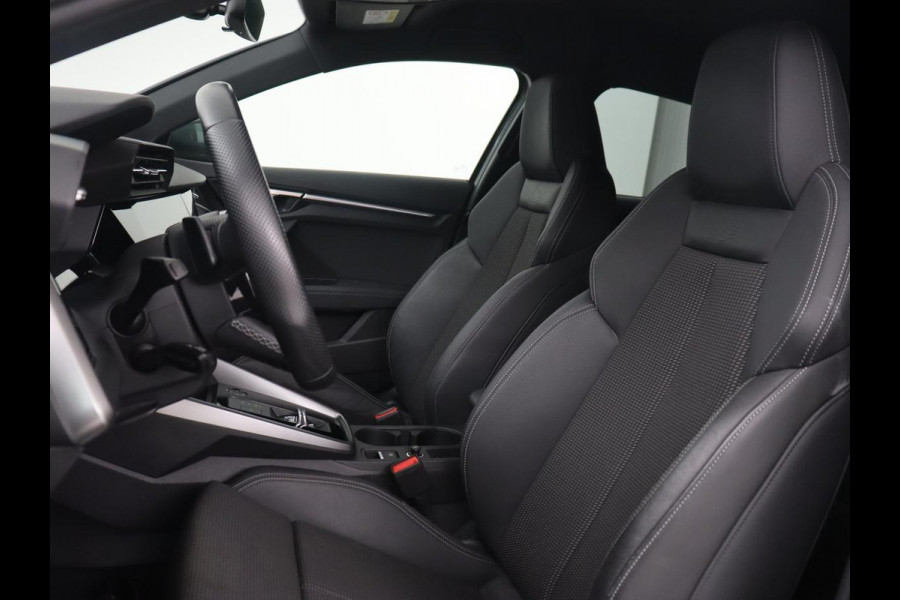 Audi A3 35 TFSI S edition | Stoelverwarming | Carplay | Navigatie | Half leder | Sportstoelen | Full LED | Audi Sound | Virtual Cockpit | Climate control | Parkeerhulp | DAB | Bluetooth | S Line