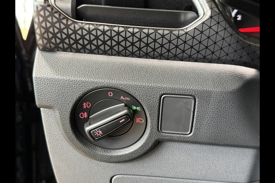 Volkswagen T-Cross 1.0 TSI AUT Style | Navi | Beats | Camera | 17 " | PDC V+A | Dode hoek | 100% Volkswagen dealer onderhouden!