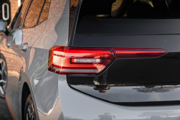 Volkswagen ID.3 First Plus 58 kWh 1e Eig Sfeerverlichting IQ Light Keyless Adaptive Camera Stoelverwarming 19''