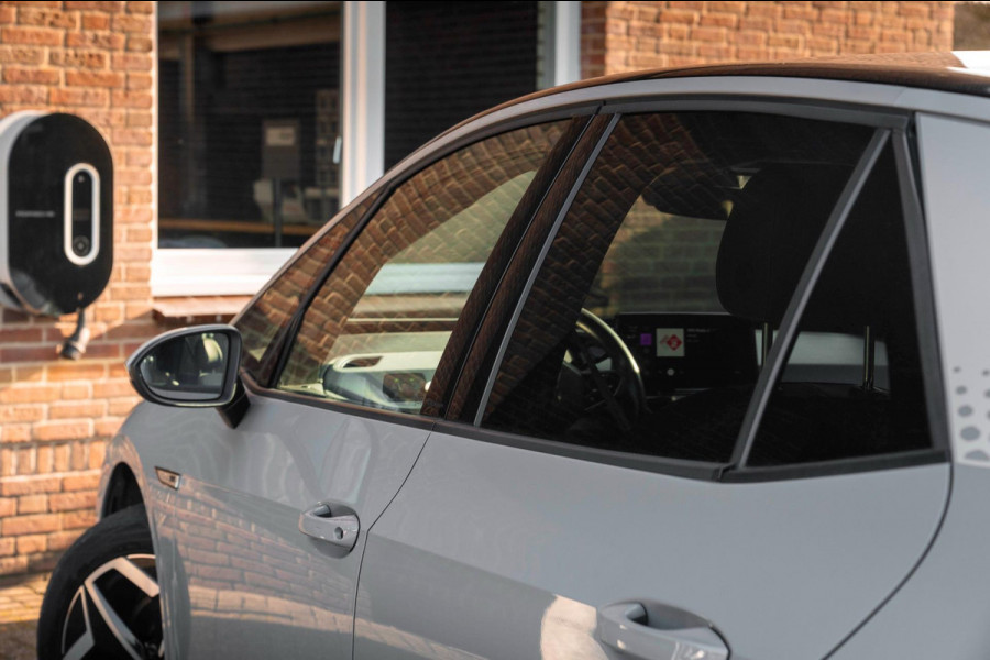 Volkswagen ID.3 First Plus 58 kWh 1e Eig Sfeerverlichting IQ Light Keyless Adaptive Camera Stoelverwarming 19''