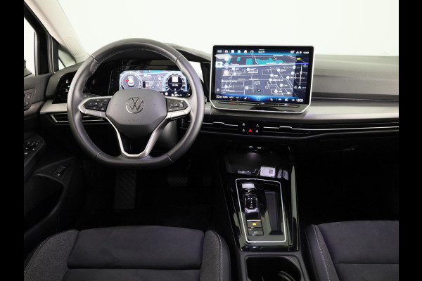 Volkswagen Golf 1.5 eHybrid Style Edition 204 pk Automaat (DSG) | Verlengde garantie | Parkeersensoren (Park assist) | Rondomzicht camera | Matrix LED koplampen | Stoelverwarming |