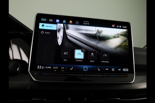 Volkswagen Golf 1.5 eHybrid Style Edition 204 pk Automaat (DSG) | Verlengde garantie | Parkeersensoren (Park assist) | Rondomzicht camera | Matrix LED koplampen | Stoelverwarming |