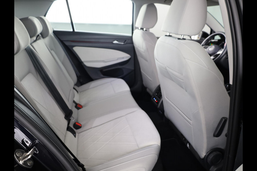 Volkswagen Golf 1.4 eHybrid Style 204 pk Automaat (DSG) | Navigatie | Parkeersensoren | Autom. airco (3 zones) | Stoelverwarming | LED koplampen |