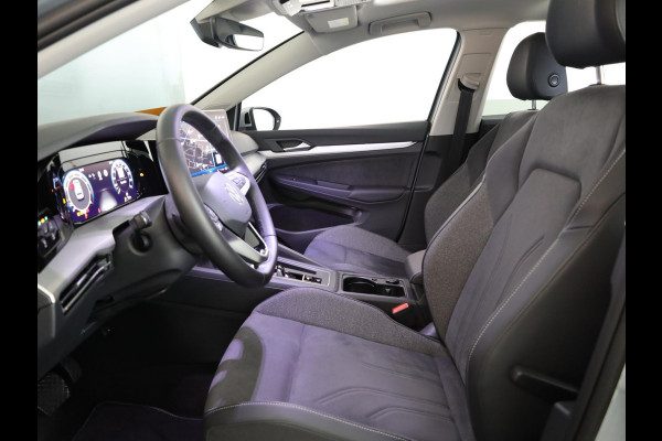 Volkswagen Golf 1.5 eTSI Life Edition 150 PK DSG | Verlengde garantie | Panorama dak | Velours bekleding | Head up Display | Stoel- en stuurverwarming |
