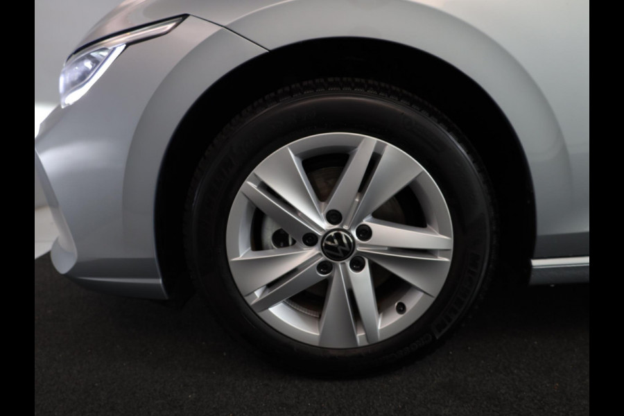 Volkswagen Golf 1.5 eTSI Life Edition 150 PK DSG | Verlengde garantie | Panorama dak | Velours bekleding | Head up Display | Stoel- en stuurverwarming |