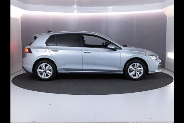 Volkswagen Golf 1.5 eTSI Life Edition 150 PK DSG | Verlengde garantie | Panorama dak | Velours bekleding | Head up Display | Stoel- en stuurverwarming |
