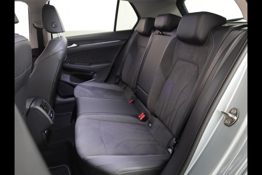 Volkswagen Golf 1.5 eTSI Life Edition 150 PK DSG | Verlengde garantie | Panorama dak | Velours bekleding | Head up Display | Stoel- en stuurverwarming |