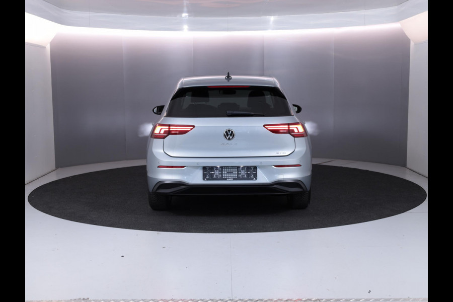 Volkswagen Golf 1.5 eTSI Life Edition 150 PK DSG | Verlengde garantie | Panorama dak | Velours bekleding | Head up Display | Stoel- en stuurverwarming |