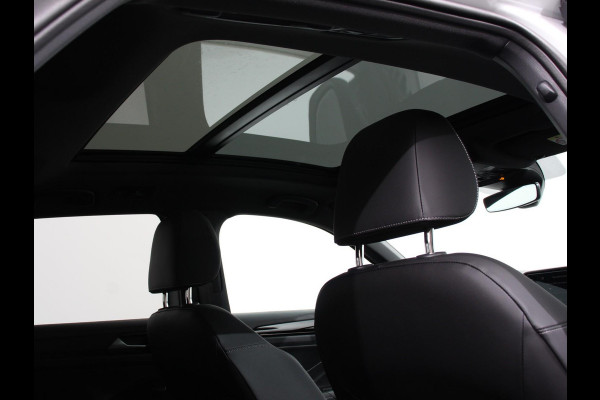 Volkswagen T-Roc 1.5 TSI DSG R-Line+Blackpack | Panorama dak | Climate control | Adaptieve cruise control | LED | Navigatie | Achteruitrijcamera | Parkeersensoren | Apple Carplay/ Android Auto | Radio