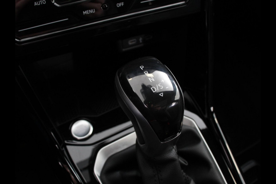Volkswagen T-Roc 1.5 TSI DSG R-Line+Blackpack | Panorama dak | Climate control | Adaptieve cruise control | LED | Navigatie | Achteruitrijcamera | Parkeersensoren | Apple Carplay/ Android Auto | Radio
