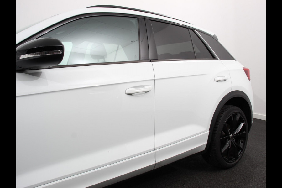 Volkswagen T-Roc 1.5 TSI DSG R-Line+Blackpack | Panorama dak | Climate control | Adaptieve cruise control | LED | Navigatie | Achteruitrijcamera | Parkeersensoren | Apple Carplay/ Android Auto | Radio