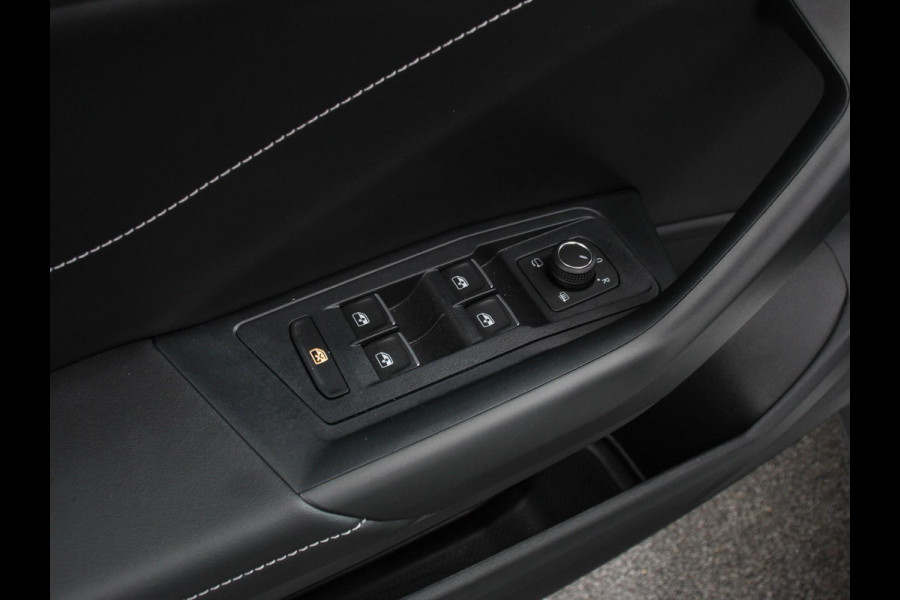 Volkswagen T-Roc 1.5 TSI R-Line+Blackpack Climate control | Adaptieve cruise control | LED | Navigatie | Achteruitrijcamera | Parkeersensoren | Apple Carplay/ Android Auto | Radio