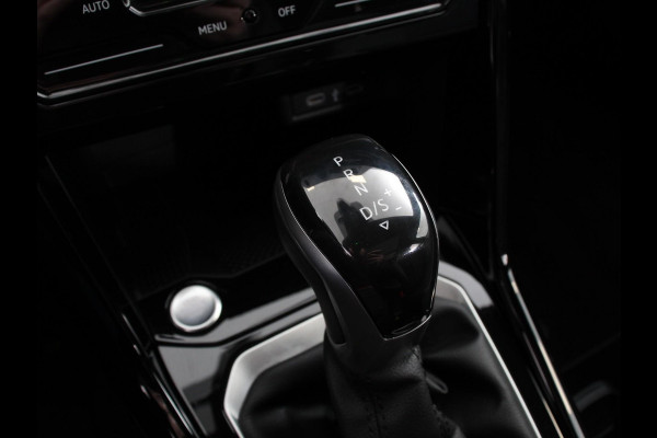 Volkswagen T-Roc 1.5 TSI R-Line+Blackpack Climate control | Adaptieve cruise control | LED | Navigatie | Achteruitrijcamera | Parkeersensoren | Apple Carplay/ Android Auto | Radio