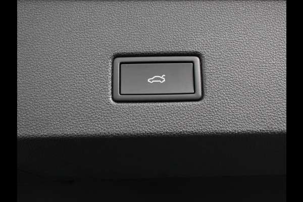 Volkswagen T-Roc 1.5 TSI R-Line+Blackpack Climate control | Adaptieve cruise control | LED | Navigatie | Achteruitrijcamera | Parkeersensoren | Apple Carplay/ Android Auto | Radio