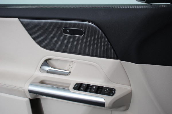 Mercedes-Benz GLA 200 Automaat Progressive Mercedes-Benz GLA-klasse 200 Progressive | Navigatie | Camera | Lederen Bekleding | Elektrische Achterklep | DAB  LED |