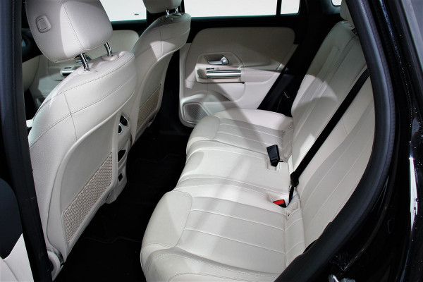 Mercedes-Benz GLA 200 Automaat Progressive Mercedes-Benz GLA-klasse 200 Progressive | Navigatie | Camera | Lederen Bekleding | Elektrische Achterklep | DAB  LED |